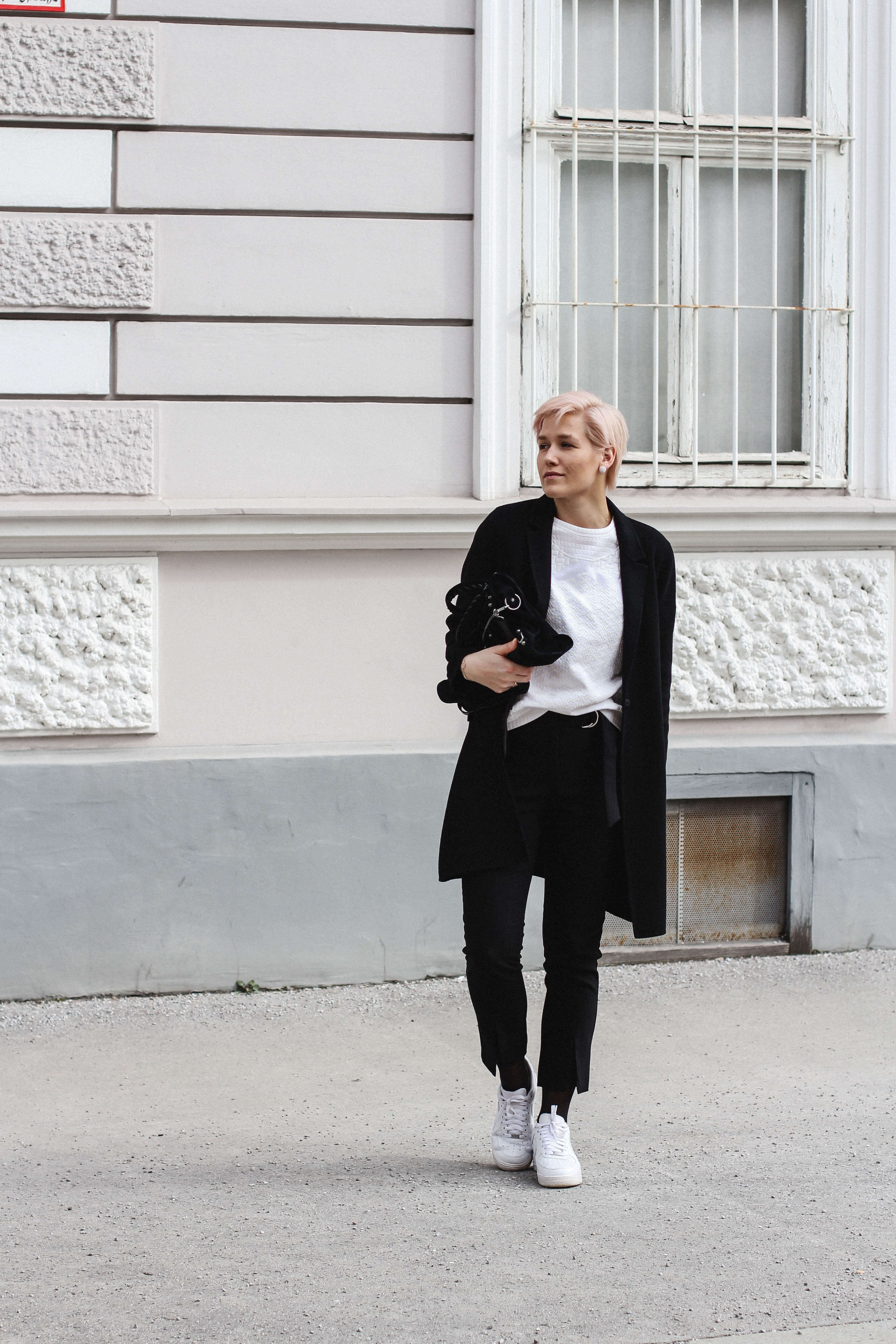 Black-white-outfit-Cateye-sunnies-Nike 